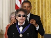 Prezident Barack Obama udlil 29. kvtna 2012 Medaili svobody i písnikái Bobu Dylanovi.