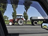 Traktor v kolon na silnici v Podbradech. 