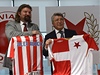 Kvten 2012: Prezident Slavie Ale ebíek (vlevo) a prezident klubu Atlético Madrid Enrique Cerezo Torres