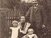 Dvouletý Jaroslav Kozlík (vpravo) s rodii a nevlastní sestrou Frantikou.