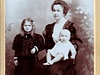 Portrét s maminkou a nevlastní sestrou Frantikou - 1909.