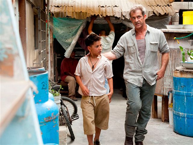 Te� dávej pozor, synku. Kevin Hernandez a Mel Gibson