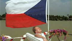 Na snímku Igora Zehla se prezident Václav Havel sluní na palubě lodi cestou z Bangkoku v únoru 1994.