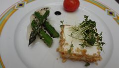 Terasa U Zlaté studn�: Mousse z farmá�ského kozího sýra s marinovaným zeleným ch�estem, pikantní medový sos.