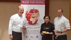 �éfkucha�i p�ipravili ochutnávku Prague Food Festivalu. Zleva Roman Paulus z Alcronu, Sofie Smith z Le Patio a Pavel Sapík z restaurace Terasa U Zlaté studn�.
