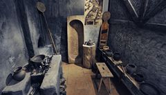 Expozice pedstavuje vechny epochy vaení. Takhle vypadaly první kuchyn. 