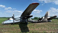 Havarovaný Antonov An-30 na �áslavském vojenském leti�ti.