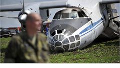 Havarovaný Antonov An-30 na �áslavském vojenském leti�ti.