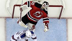 Branká� New Jersey Devils Martin Brodeur dostal ránu p�stí od Mika Ruppa z New Yorku Rangers 