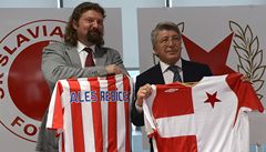 Kvten 2012: Prezident Slavie Ale ebíek (vlevo) a prezident klubu Atlético Madrid Enrique Cerezo Torres