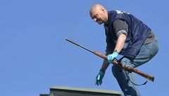 Policista na�el na st�e�e domu, odkud pachatel st�ílel, jeho pu�ku.