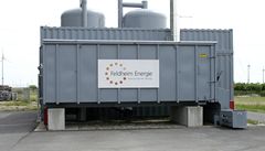 Feldheim je zatím jediná obec v N�mecku, která získává v�echnu energii z obnovitelných zdroj�. Na snímku je továrna na biomasu.  