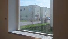 P�esto�e jsou jednotlivé domy umíst�ny velmi blízko sebe, promy�lené umíst�ní oken umo��uje dostatek soukromí a vzájemnou bezkonfliktnost.