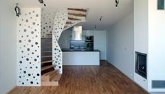 V �áste�n� zakopaném p�ízemí je dostatek sv�tla, které sem p�ichází skrze schodi�t�.