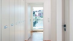 Horní patro je p�isv�tleno sv�tlíky � jak chodba, tak i koupelna .