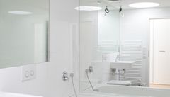 Horní patro je p�isv�tleno sv�tlíky � jak chodba, tak i koupelna .