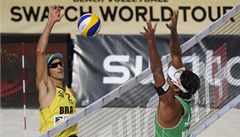 Brazil�tí hrá�i Ricardo Santos (vlevo) a Alison Cerutti ve finálovém utkání na turnaji Sv�tového okruhu v plá�ovém volejbalu mu��