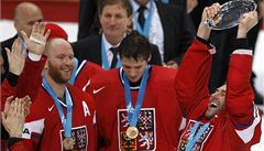 �esko slaví bronzové medaile (zleva Novotný, �t�pánek a Nedv�d)