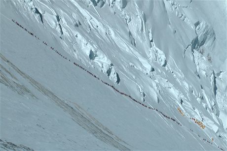 Na Everest míí davy. Pokud se jejich poet nebude draznji regulovat, budeme svdky dalích tragédií, íká nmecký horolozec 