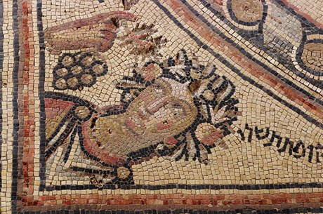 Vandalové poničili 1600 let staré mozaiky v synagoze ve městě Tiberias.