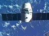 Modul Dragon se vzdaluje od ramena ISS
