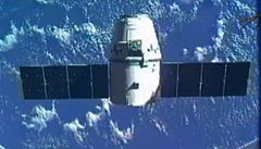 Modul Dragon se vzdaluje od ramena ISS