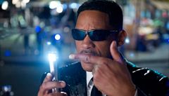 Agent J (Will Smith) se tentokrát vydává za ilegálními mimozemany do roku 1969 