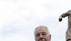 Josef Masopust u své sochy