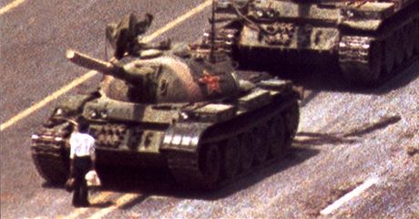 Ikonický snímek z náměstí Tchien-an-men: muž čelí tankům, jež proti...