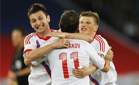Radost fotbalist Ruska Aleksandra Kerakova (uprosted), Andreje Aravina (vpravo) a Alana Dzagojeva