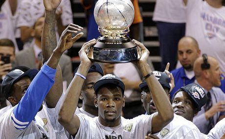 Hvzda basketbalist Oklahomy Kevin Durant s trofejí pro vítze finále Západní konference NBA 