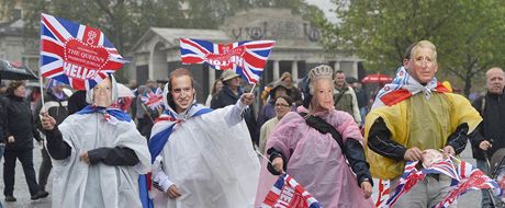 Britové v maskách len královské rodiny.