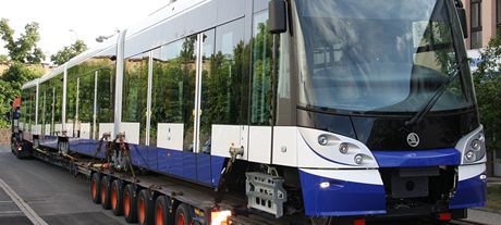 Nejdelí eská tramvaj, kterou vyrobila plzeská koda Transportation, putuje do Rigy
