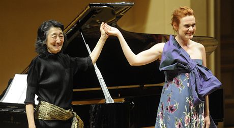 Mezzosopranistka Magdalena Koená (vpravo) vystoupila za doprovodu japonské pianistky Micuko Uidaové