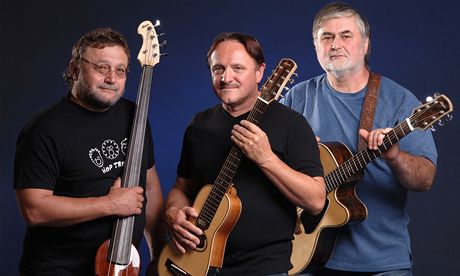 Folková skupina Hop Trop vznikla u v roce 1980 a dodnes hraje ve stejném sloení Jaromír Vondra, Jaroslav Lenk a Ladislav Kuera; po trampsku roub, Samson a Huberák. 