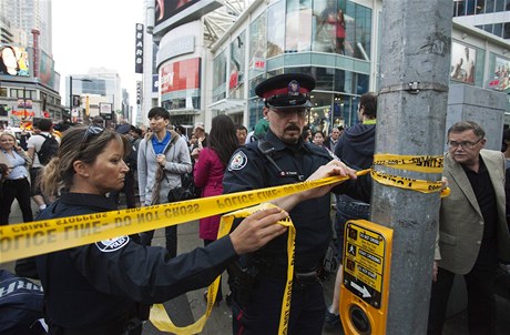 V kanadském obchodním centru se stílelo. Jeden mrtvý, sedm zranných.