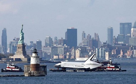 Raketoplán Enterprise na řece Hudson