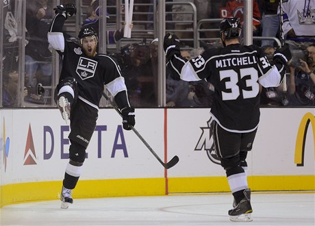 Radost hokejist Los Angeles Kings Jeffa Cartera (vlevo) a Willieho Mitchella