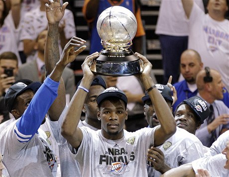Hvzda basketbalist Oklahomy Kevin Durant s trofejí pro vítze finále Západní konference NBA 