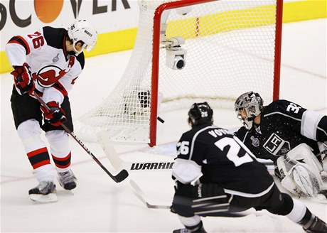 Hokejista New Jersey Devils Patrik Eliá skóruje do sít brankáe Los Angeles Kings Jonathana Quicka