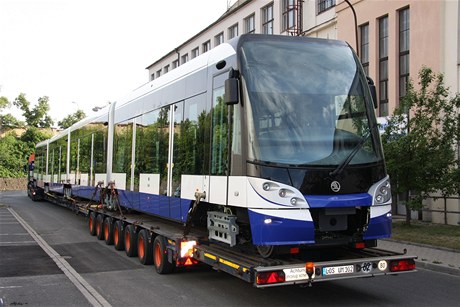 Nejdelší česká tramvaj, kterou vyrobila plzeňská Škoda Transportation, putuje do Rigy