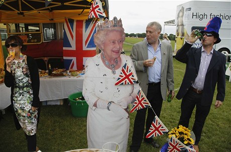 Papírová královna se stala oblíbenou rekvizitou pi víkendových oslavách.
