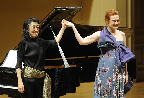 Mezzosopranistka Magdalena Kožená (vpravo) vystoupila za doprovodu japonské pianistky Micuko Učidaové na Pražském jaru v roce 2012. 