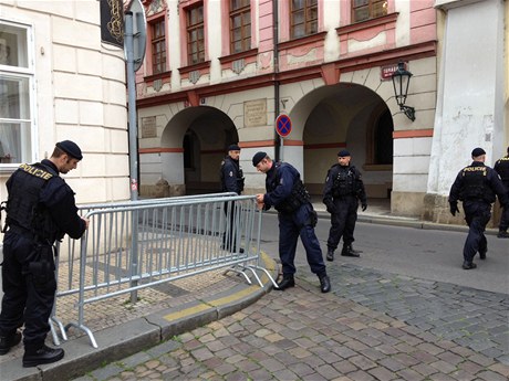 Policisté ze zásahové jednotky si pipravují zábrany, kterými usmrní provoz ped budovou snmovny, a bude poblí vz s poslancem Rathem.