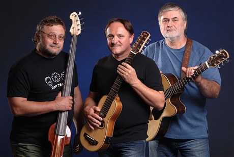 Folková skupina Hop Trop vznikla už v roce 1980 a dodnes hraje ve stejném složení Jaromír Vondra, Jaroslav Lenk a Ladislav Kučera; po trampsku Šroub, Samson a Huberťák. 