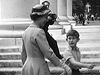 Princ Charles pedstavuje své matce spoluáky a uitele na kole Hill House v Londýn (1957)  