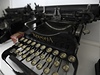 Americký psací stroj Corona s azbukou.