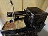Na snímku je tzv. ukazovátkový psací stroj znaky Mignon nmeckého výrobce AEG. 
