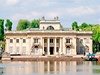 Varavský park Lazienky se svým Palácem na vod stojí za návtvu.