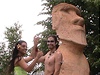 Domorodí taneníci z Velikononího ostrova vystoupili u 3,5 metru vysoké kopie sochy moai, kterou ped nkolika dny postavili nadenci u Bohdalic na Vykovsku.